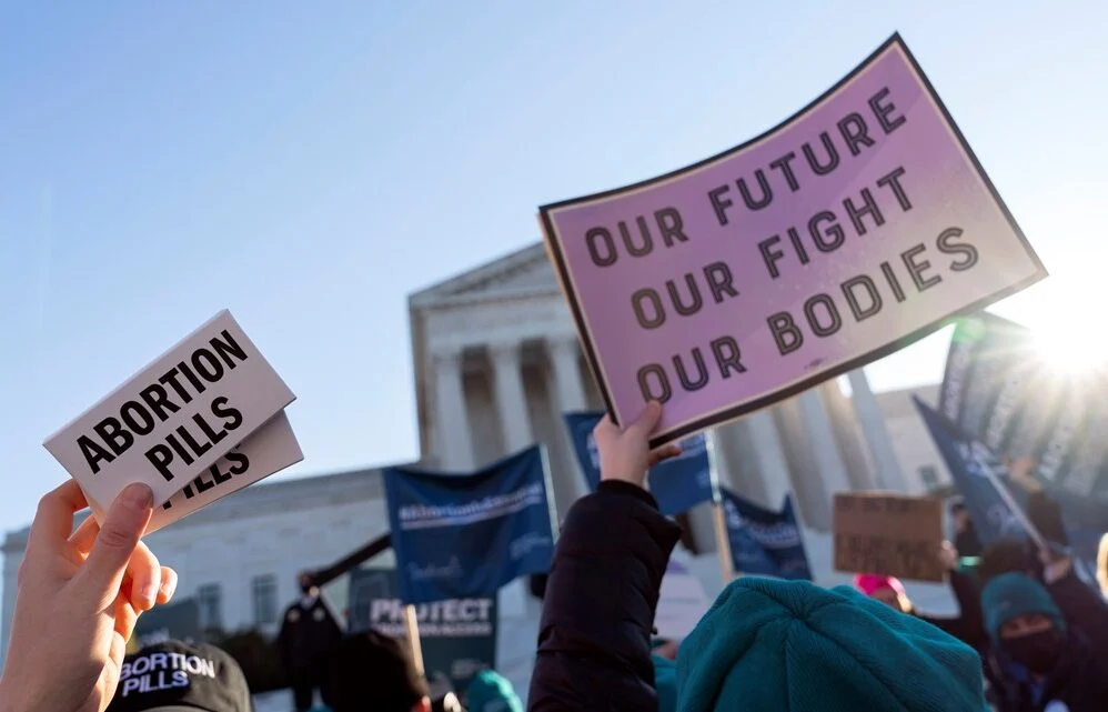 Diario do cerrado: Nos EUA, a Suprema Corte revoga a lei que garantia o direito constitucional ao aborto