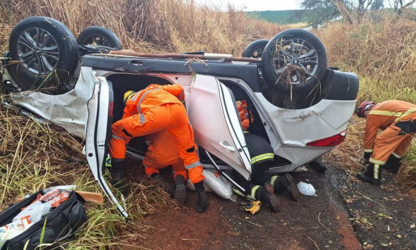 Diario do cerrado: Acidente na BR-365: motorista e passageira ficam feridos após veículo despencar em ribanceira